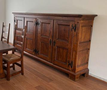Grote antieke dressoir met smeedijzer beslag beschikbaar voor biedingen