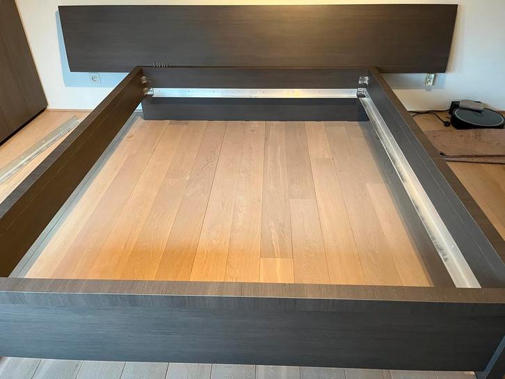 Donkerbruin bedkader met hoofdbord, 160 cm breed, Huis en Inrichting, Slaapkamer | Bedden, Zo goed als nieuw, Tweepersoons, 160 cm