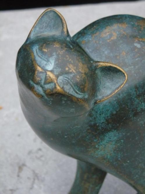 Standbeeld van een kat met kop in de lucht in gepatineerd br, Tuin en Terras, Tuinwanddecoratie, Nieuw, Ophalen
