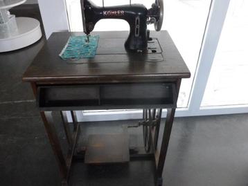 Antiek naaimachine beschikbaar voor biedingen