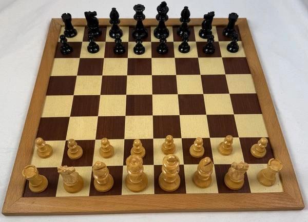 Échiquier de jeu d'échecs en bois avec personnages 39x39cm r, Hobby & Loisirs créatifs, Jeux de société | Jeux de plateau, Comme neuf