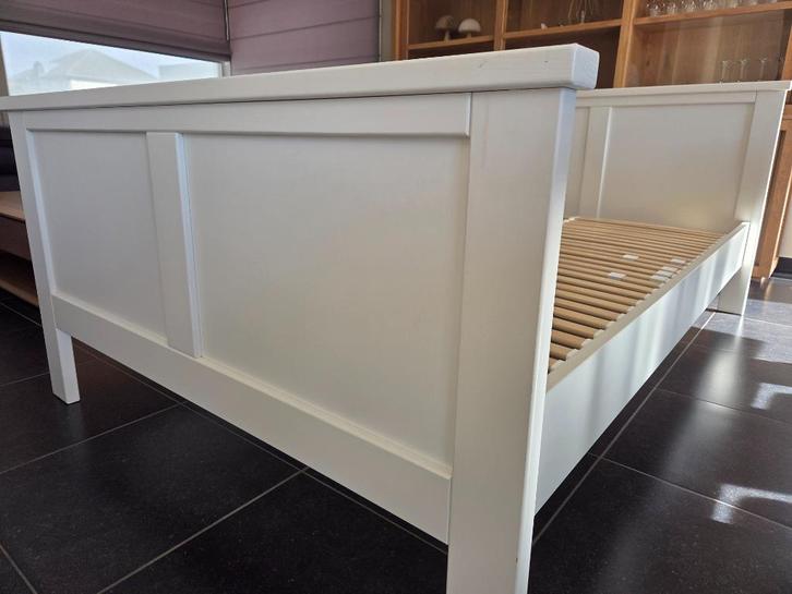 Massief bed met nachtkastje en opbergzitbankje van Lifetime, Kinderen en Baby's, Kinderkamer | Bedden, Zo goed als nieuw, 180 cm of meer
