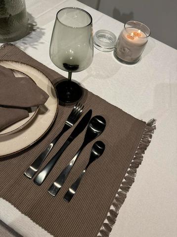 Zwart bestek voor 12 personen  beschikbaar voor biedingen