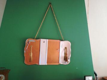 Hangende spiegel beschikbaar voor biedingen