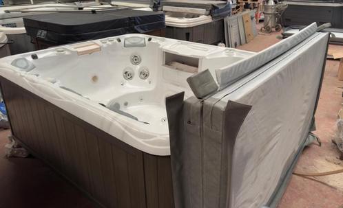 Te koop: Luxe jacuzzi in uitstekende staat, Tuin en Terras, Bubbelbaden en Hottubs, Zo goed als nieuw, Vast, Afdekzeil, Filter