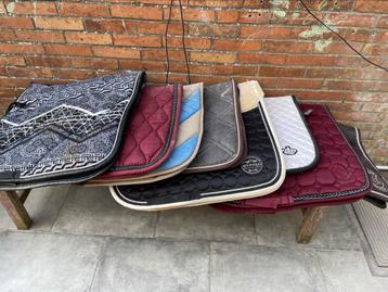 8 zadeldoeken te koop in lot.  beschikbaar voor biedingen