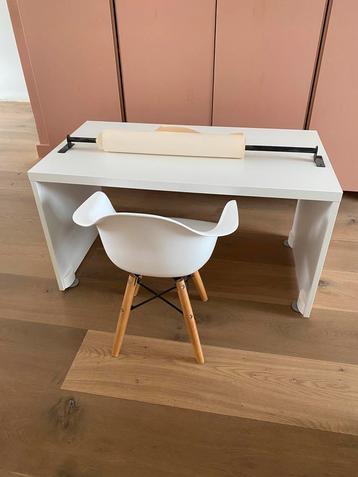 Bureau met stoeltje beschikbaar voor biedingen