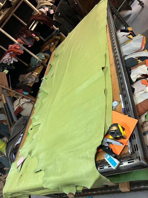 2 groen kleur halve huiden 1.5 mm dikte soepel en glad, Hobby en Vrije tijd, Stoffen en Lappen, Zo goed als nieuw, Groen, Ophalen of Verzenden