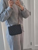 Zwarte schoudertas dupe, Ophalen