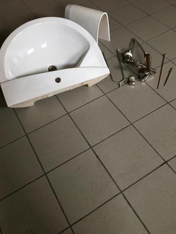 BADKAMERLAVABO MET ZUIL + KRAAN beschikbaar voor biedingen