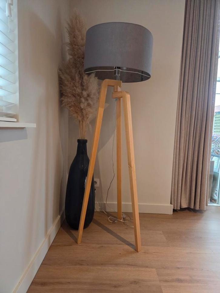 Vloerlamp tripod met grijze lampenkap, Maison & Meubles, Lampes | Lampadaires, Comme neuf, 100 à 150 cm, Bois, Tissus, Enlèvement
