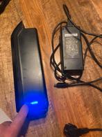 Batterij met oplader 36v, Fietsen en Brommers, Fietsaccessoires | Fietsaccu's, Ophalen, Zo goed als nieuw