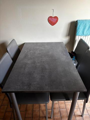 Keukentafel beschikbaar voor biedingen