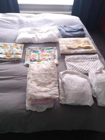  Grand colis pour un lit bébé, des draps, un oreiller, du mo