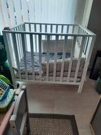 Parc pour bébés blanc comprenant matelas, drap-housse, mobil, Enlèvement, Utilisé, Rectangulaire, Réglable en hauteur