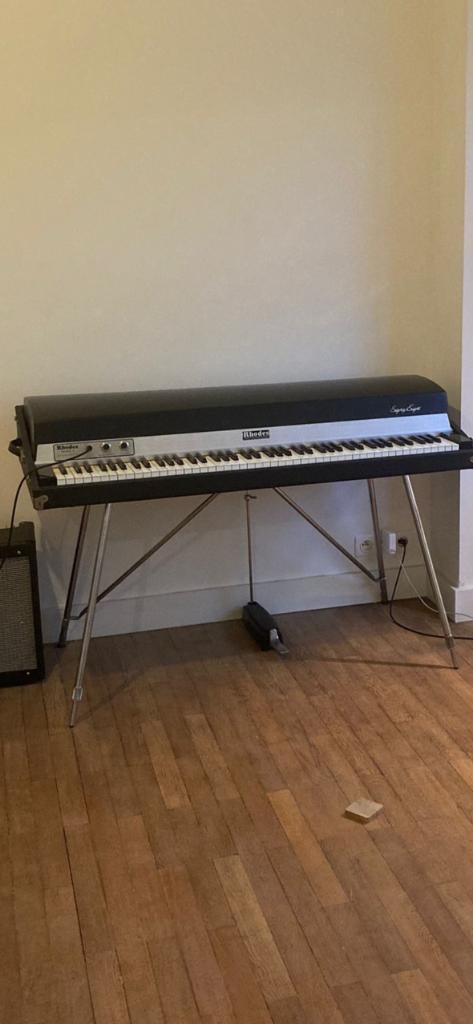 Fender Rhodes, Muziek en Instrumenten, Keyboards, Zo goed als nieuw, 88 toetsen, Overige merken, Aanslaggevoelig, Met standaard