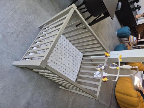 Houten babybox met matras, hoes en muziekmobiel, Kinderen en Baby's, Babyparken, Gebruikt, Rechthoekig, In hoogte verstelbaar