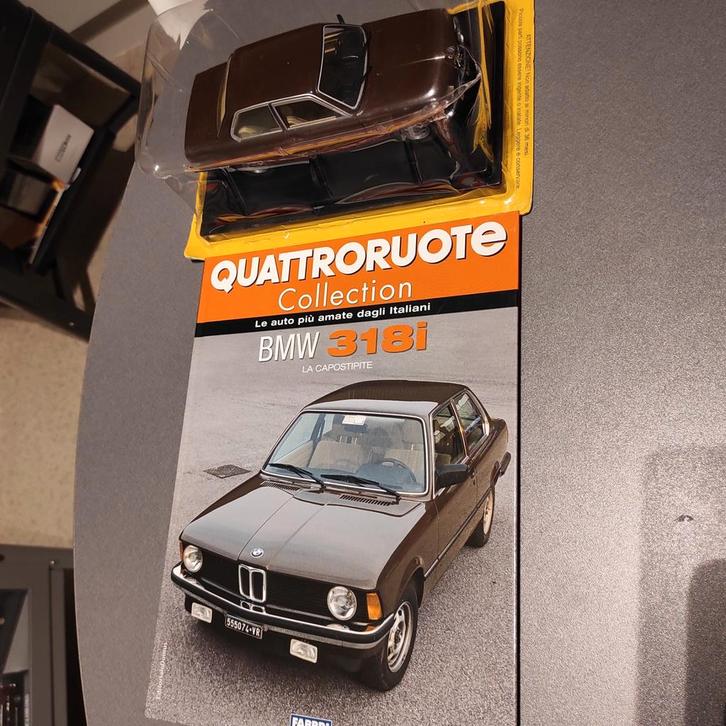 BMW 318i 1981 met magazine 1:24 in ongeopende blister., Hobby en Vrije tijd, Modelauto's | 1:24, Nieuw, Ophalen of Verzenden