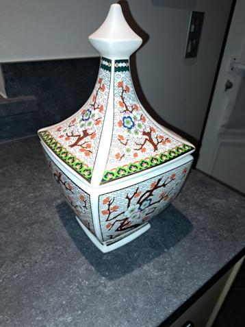 Chinese vaas beschikbaar voor biedingen