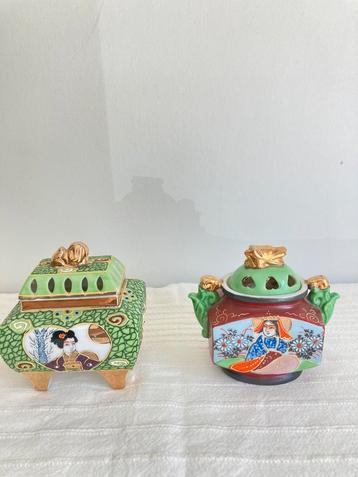2 Vintage Japanse Porseleinen Wierookbranders beschikbaar voor biedingen