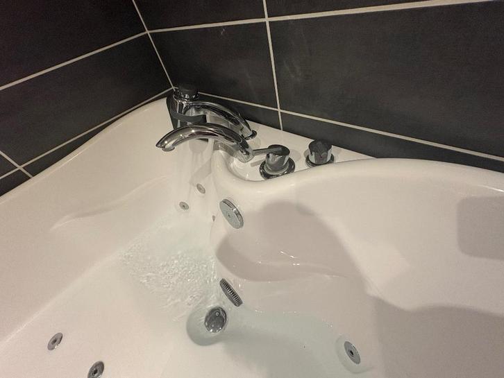 Baignoire balneo, Jardin & Terrasse, Bains à remous et Spas, Comme neuf, Fixé, Pompe, Enlèvement