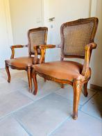2 antieke kasteelstoelen met bruin lederen afwerking en riet, Antiek en Kunst, Antiek | Meubels | Stoelen en Sofa's, Ophalen