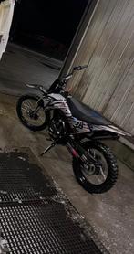 250cc Crossmotor start met 1 duw op de knop, Motos, 2 cylindres, Particulier, Moto de cross, 12 à 35 kW