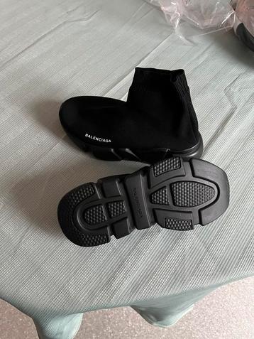 Balenciaga beschikbaar voor biedingen