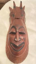 Masque africain en bois sculpté à la main, Enlèvement