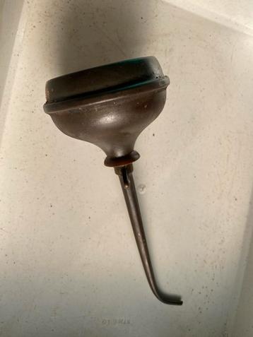 Een antiek koperen oliepompje beschikbaar voor biedingen