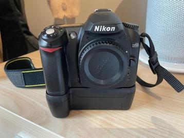 Nikon D50 met 18-55 lens en powerpack en Vanguard tas disponible aux enchères