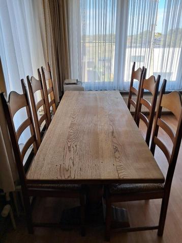 Eiken tafel + 6 stoelen met rieten zit beschikbaar voor biedingen