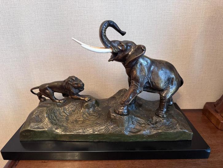 Leeuw vs olifant, Antiek en Kunst, Antiek | Brons en Koper, Brons, Ophalen