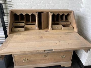 eiken secretaire beschikbaar voor biedingen