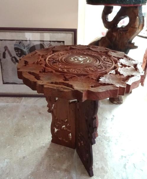 Indisch handgesneden houten bijzettafeltje, met inlegwerk, Antiek en Kunst, Kunst | Niet-Westerse kunst, Ophalen of Verzenden