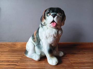 Vintage beeld van grote Sint-Bernard hond beschikbaar voor biedingen