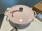 NIEUWE Staub Marmite 26 cm Sorbet Pink in doos, Gietijzer, Nieuw, Ophalen of Verzenden, Keramische plaat