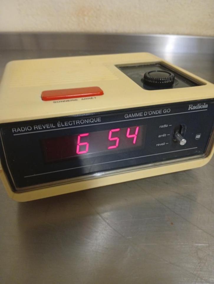 elektronische wekker van het Franse merk Radiola. C, Verzamelen, Retro, Ophalen