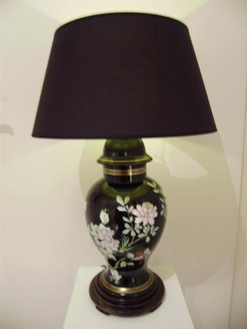 Porselein lamp met hand-beschildering van een floraal decor beschikbaar voor biedingen