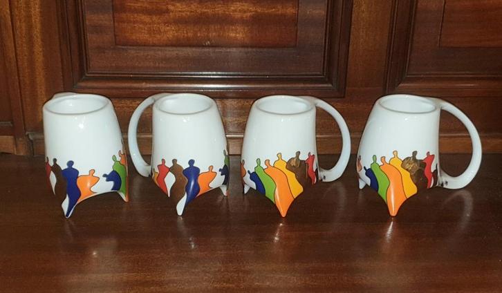 4 design mokken Understanding Society van Corrie Ammerlaan, Maison & Meubles, Cuisine | Vaisselle, Comme neuf, Tasse(s) et/ou soucoupe(s)