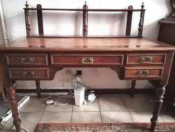 Klassiek bureau met rekje
