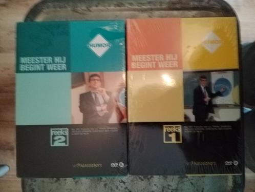 Meester, hij begint weer! pakket (DVD + CD), Cd's en Dvd's, Dvd's | Tv en Series, Nieuw in verpakking, Komedie, Boxset, Alle leeftijden