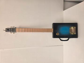 Gitaar,  handgemaakt  beschikbaar voor biedingen
