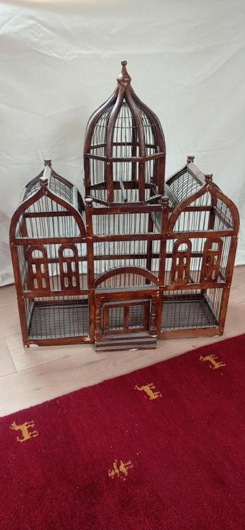 Houten vogelkooi beschikbaar voor biedingen