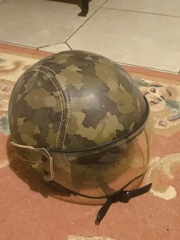 Zeer mooie brommerhelm beschikbaar voor biedingen