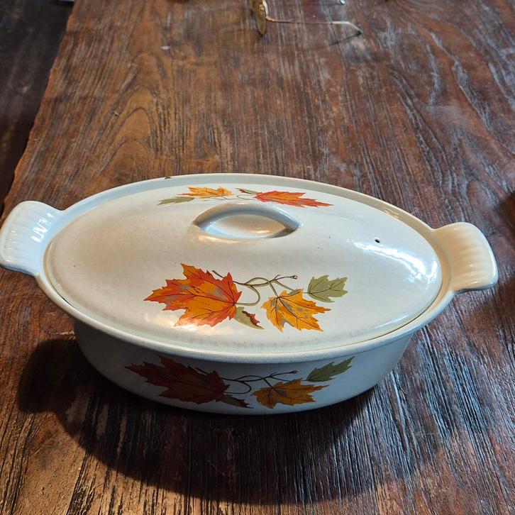 cocotte gietijzer met wijnbladmotief België, Antiek en Kunst, Antiek | Keukengerei, Ophalen of Verzenden