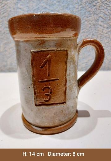Retro keramieken drinkbeker beschikbaar voor biedingen
