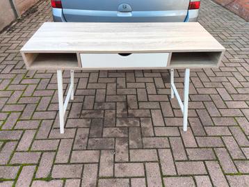 Bureau met schuif beschikbaar voor biedingen