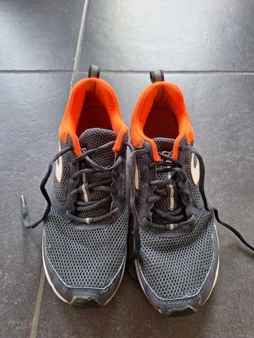 Grijs met fluo oranje sportschoenen van het merk Kalenji beschikbaar voor biedingen
