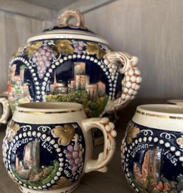 Vintage keramische punch pot met 6 tassen beschikbaar voor biedingen